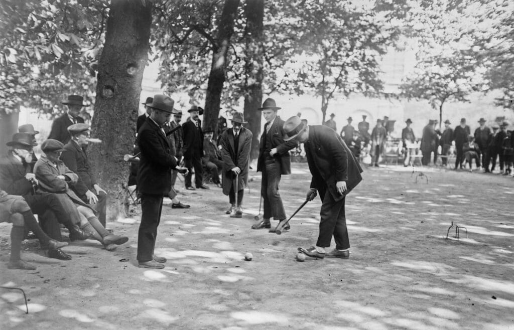 Des parisiens jouent au jeu de croquet au jardin du Luxembourg à paris en 1925